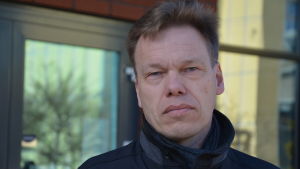 S:t Karins fastighetschef Taisto Nuutinen är övertygad om att de renoveringar som utförts i skolan har lyckats. Man med stora fönster i bakgrunden.