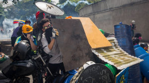 Unga demonstranter drabbar samman med säkerhetsstyrkor i Caracas 1.5.2017