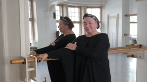Raija Lehmussaari i sin danssal Raija Lehmussaari i sin dansskola framför en epegel