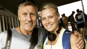Bianca Salming med sin pappa Börje vid junior-SM 2015. Stolt pappa Börje har stöttat Bianca, här vid junior-FM 2015.