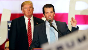 Donald Trump och Donald Trump Jr. Donlad Trump lyssnar på sonen Donald Trump Jr som pratar under ett valmöte 2016.