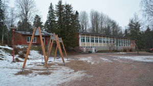 Pojo kyrkoby skola behövs också framöver. Gungor på Pojo kyrkoby skolas skolgård.