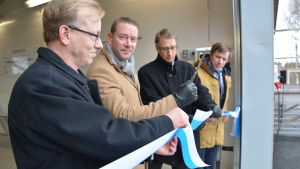 Festlig invigning av förstorade och renoverade reningsverket på Tyska holmen i Dalsbruk. På bilden Roger Hakalax, VD för Kimitoöns vatten, riksdagsman Stefan Wallin (Sfp), Jyrki Lammila från Närings-, trafik- och miljöcentralen samt Daniel Wilson, ordförande för vattenverkets direktion. Roger Hakalax, Stefan Wallin, Jyrki Lammila och Daniel Wilson klipper av bandet till renoverade reningsverket i Dalsbruk.