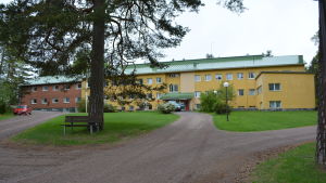 Hemgården i Pernå. Regnbågen är den del som är till vänster på bilden. Äldreboendet Hemgården i Pernå.