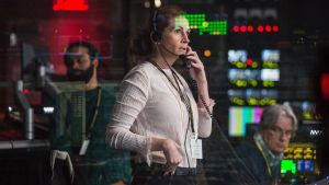 Patty Fenn (Julia Roberts) regisserar ett direktsänt gisslandrama. Julia Roberts som Patty Fenn i Money Monster.