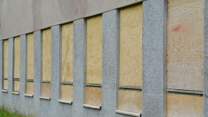 Förbommade fönster ska förhindra intrång. förvaltningsbyggnaden i östanåparken i nickby 2016