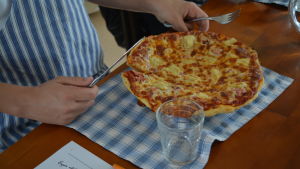 Eleverna tänker också på att duka vackert. Pizzabakningsprov i Strömborgska skolan