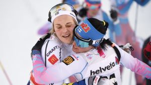 Pärmäkoski (t.h.) har belönats med 62 bonussekunder mot Nilssons (t.v.) 102, Wengs 95 och Östbergs 85. Krista Pärmäkoski kramar om Stina Nilsson, Tour de Ski, januari 2017.