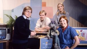Pikku Kakkosen juontajat Jukka Nurminen, Jukka Rautiainen, Sohvi Sirkesalo, Anna-Liisa Kirsi ja Ransu-koira. Postilaatikko, jossa teksti  "Pikku Kakkosen posti, PL 347, 33101 Tampere 10".