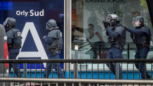 Ben Belgacem som sköts ihjäl på Paris-Orly flygplatsen var påverkad av alkohol och droger. Fadern försäkrar att han inte var någon terrorist Ben Belgacem som sköts ihjäl på Paris-Orly flygplatsen var påverkad av alkohol och droger. Fadern försäkrar att han inte var någon terrorist