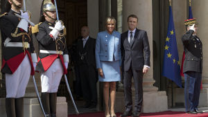 Emmanuel Macron och hans hustru Brigitte Trogneux på trappan till presidentpalatset. Emmanuel Macron och hans hustru Brigitte Trogneux på trappan till presidentpalatset.