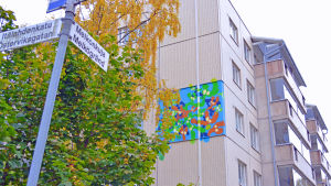 Graffitikonstnären EGS har prytt fasaderna på Österviksgatan 7 på två olika ställen - ovanför daghemsgården... Graffitikonstnären EGS har prytt väggarna på Österviksgatan 7 på Drumsö på två olika ställen.
