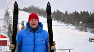 Mikael Nylund vid Öjberget för nästan exakt ett år sedan. Mikael Nylund med ett par slalomskidor av fin årgång.