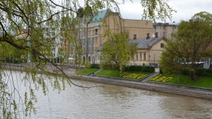 Då åstranden piffas upp ska det bli mera belysning. Bland annat ska fler träd och fasader bli upplysta, och belysningen ska fortsätta en längre bit mot Åbo slott. Västra åstranden i Åbo