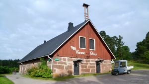 Virvik golf finns i en herrgårdsmiljö öster om Borgå centrum. En gammal ladugård på Virvik golfs backe, texten Virvik golf på väggen.