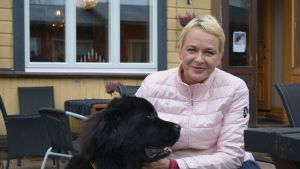 Serviceansvariga Sanna Schmandt med newfoundlandhunden Ninni vid Syväpuro i Liljendal
