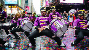 Slagorkestern Marching Cobras övar inför sin show på Times Square på nyårsafton. Slagorkestern Marching Cobras övar inför sin show på Times Square på nyårsafton.