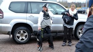 Elisa Parmanen och hennes hund Wainu som är en skolad så kallad id-hund. Elisa Parmanen från föreningen Kadonneen etsintäkoirat och hennes hund.
