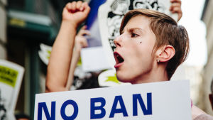 Inreseförbudet har väckt omfattande protester i USA och stoppats flera gånger. En amerikan protesterar mot Donald Trumps inreseförbud.