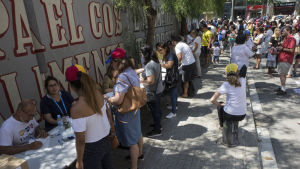 Venezuelaner i Spanien har också möjlighet att delta i söndagens inofficiella folkomröstning. Här lägger venezuelaner sina röster på Plaza de Colón i Madrid. Venezuelaner i Spanien har också möjlighet att delta i söndagens inofficiella folkomröstning. Här lägger venezuelaner sina röster på Plaza de Colón i Madrid.