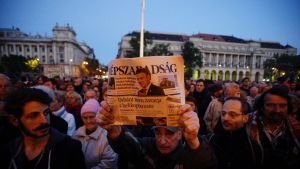 Ungrare demonstrerar mot nedläggningen av landets största dagstidning, den regeringskritiska Népszabadság. Demonstration i Budapest till stöd för den nedlagda oppositionstidningen Népszabadság.