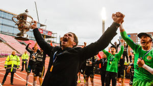 Simo Valakari fick redan fira cuptiteln i sommar. Simo Valakari firar cupguldet, 2016.