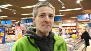 Toni Nurmi fick leta i flera affärer efter källvatten på tisdagseftermiddagen. Toni Nurmi i butiken.