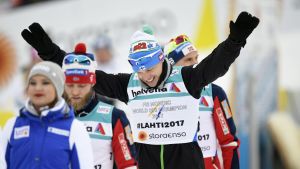 Iivo Niskanen världsmästare på 15 kilometer klassiskt. Iivo Niskanen på väg mot prispallen, VM 2017.