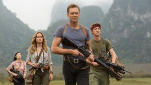 Spåraren Conrad (Tom Hiddleston) med Weaver (Brie Larson), San (Tian Jing) och soldat Slivko (Thomas Mann). Mason Weaver (Brie Larson), James Conrad (Tom Hiddleston) och Slivko (Thomas Mann) kommer gående över ett fält.