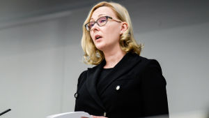 Maria Lohela kunde ha hämtat 3000-5000 röster till Blå framtid ifall hon skulle ha ställt upp för omval som partiets representant, tror man vid kretsens ledning. Riksdagens talman Maria Lohela (Sannf) talar vid Mauno Koivistos minnesstund i riksdagen den 16 maj 2017.