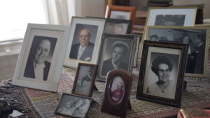 Längst till vänster syns Trygwe Nyman, också kallad Kassler-Nyman och längst till höger Hjördis Nyman, var de som grundade nymanska stiftelsen. Gamla fotografier på en flygel.
