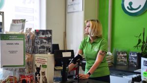 Sari Lundberg-Kiviniemi följer med vad som sker utanför hennes butik. Hon har drivit den i tre år och säger att problemet har funnits under hela den tiden och även tidigare. Butiksägare i djurtillbehörsbutik