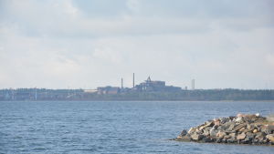 Stålindustriområdet rivs och snart är den här vyn från havet sett ett minne blott. Koverhar i Lappvik.