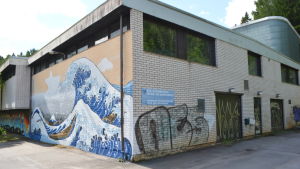 Nya, genomtänkta och sammanhängande graffitiverk på ena sidan. Enskilda, enklare målningar på andra sidan. Graffiti på avloppsreningsverket i Kokon i Borgå.