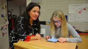 Linn Österås instruerar Sofia Cleve i programmering på pekplattan. Österås undervisar i S:t Karins svenska skola men är också en flitigt anlitad föreläsare och utbildare då det gäller digitala verktyg i skolor. Linn Österås instruerar Sofia Cleve i programmering på lärplattan.