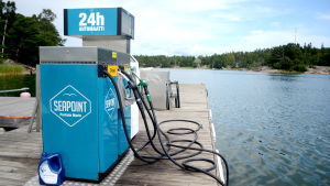 Båtägare som spenderar hundratals euro på bränsle varje sommar har utan problem råd med en båtskatt på några hundra euro, eller beskattas båtfolket redan tillräckligt genom bränslepriset? Tankstation vid Porkala Marina.