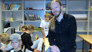 Musiklärare Elmo Karjalainen med elever