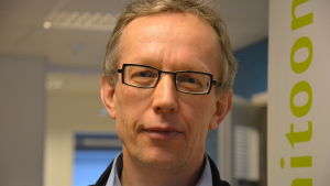 Företagsrådgivaren Mats Nurmio säger att företagen på Kimitoön klarat sig förvånansvärt bra trots pandemin. Man med glasögon.