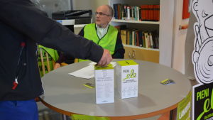 Många har deltagit i penninginsamlingen. Kimmo af Ursin sköter om penninginsamlingen