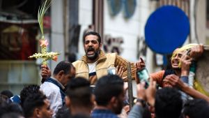 Arga, sörjande kopter i närheten av Markuskyrkan i Alexandria efter palmsöndagens bombdåd. Arga, sörjande kopter i närheten av Markuskyrkan i Alexandria efter palmsöndagens bombdåd.