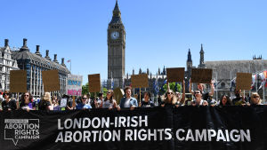 Demonstranter protesterade mot May och samarbetet med DUP i London på söndagen.