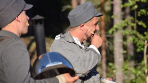 Rokka äter knäckebröd  i pjäsen Okänd soldat i Harparskog.
