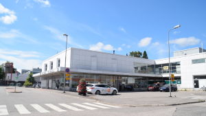 Taxichaufförerna har inte störts desto mer av alkoholisterna i parken. Taxibilar vid busstation