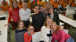 Femte- och sjätteklassarna i Åshöjdens grundskola gillar att chatta. Barn i 12-års åldern samlas i en musikklass