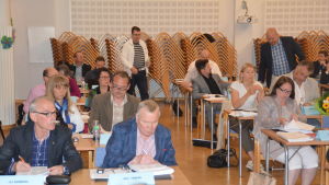 I fullmäktigesalen är det inte alltid råa siffror som styr. Också ideologin och känslorna har en plats. Raseborgs fullmäktige.