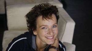 Teaterchefen och regissören Karin Beier. Porträtt av teaterchefen och regissören Karin Beier.