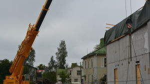 Nytt möter gammalt i Nickby. En del vill bevara trähusen och den gamla miljön, andra inte. Nytt byggprojekt bredvid gammalt trähus i Nickby.