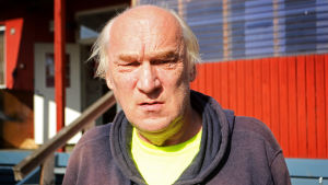 Kari Siekkeli tycker att pension skulle vara ett bättre alternativ än att hänga kvar på arbetsmarkanden ed minimala chanser att få jobb. Kari Siekkeli, 63 år, är långtidsarbetslös.