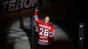 Söderholm lämnade HIFK 2015. Toni Söderholm hedras, HIFK-JYP, 17.9.2016.
