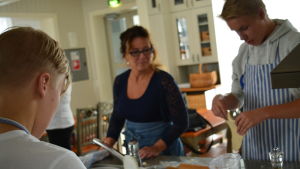 Eva Green är lärare i huslig ekonomi. Pizzabakningsprov i Strömborgska skolan